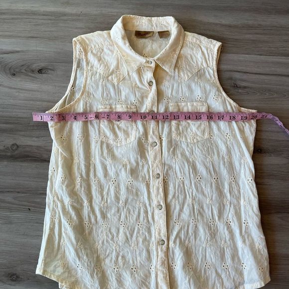 Wrangler L Yellow Floral Eyelet Sleeveless Button Up - Picture 4 of 6